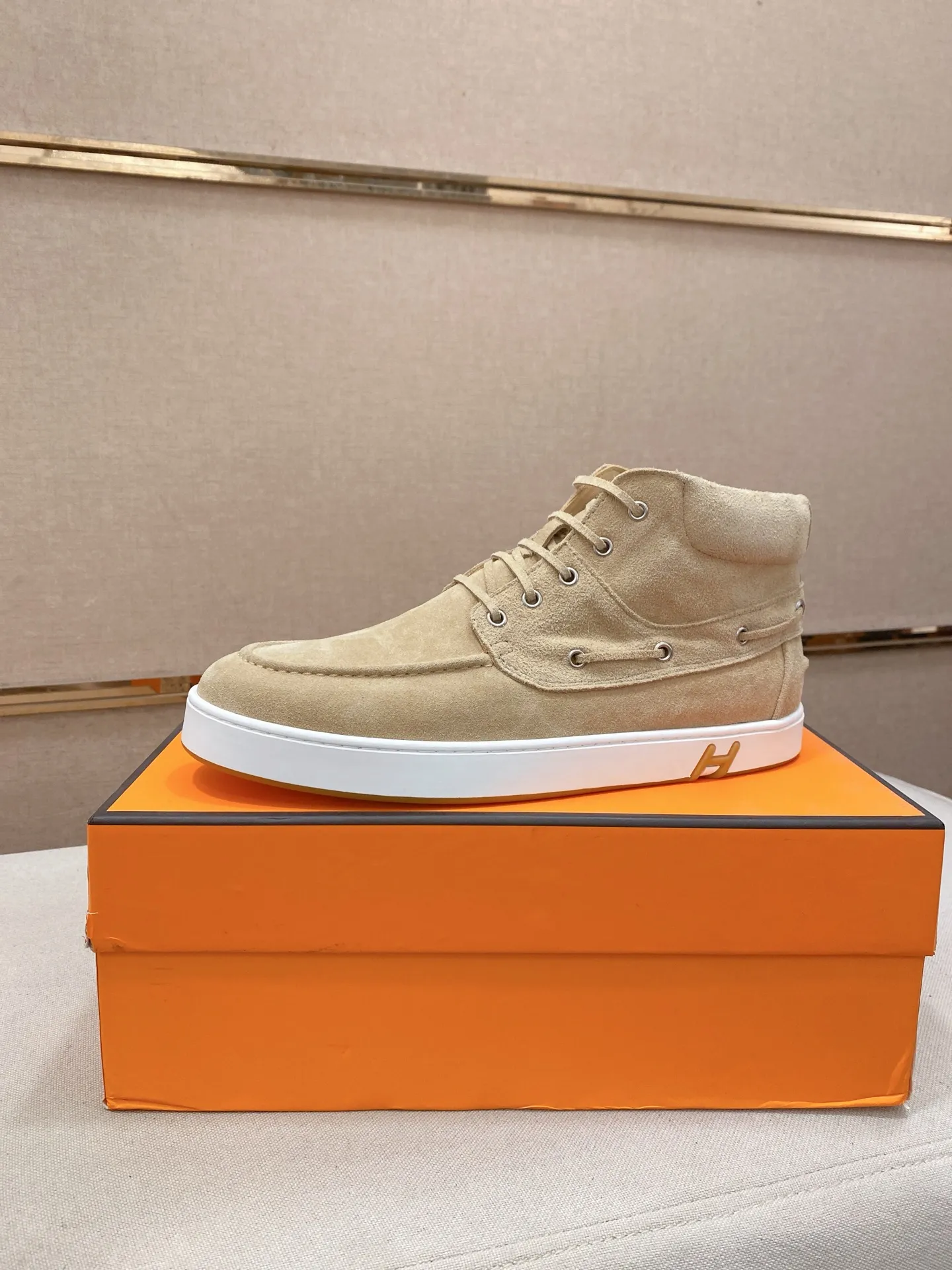 Ex-factory price: 480💰《HERMES》【Classic Original Version】Hermès; Top 🔝 Purchasing Agency 🔍🔍Men's latest high-tops 🇺🇸 available simultaneously at counters, imported from Italy original ▲▲cowhide ▲▲ (high-end, extravagance, class) times) Exquisite workmanship (Italian 🇮🇹Imported water-dyed 🐂cowhide lining) sole: Original sole provided by the original factory, ⚠️exclusive double-layer activity·TPR·rubber·combined molded outsole; super comfortable·wear-resistant·non-slip·environmental protection The real thing is more beautiful if you take the real thing (high quality, follow the order). You can enter and exit the counter at will * Number of yards: 38-44 (45 can be customized and cannot be returned or exchanged)